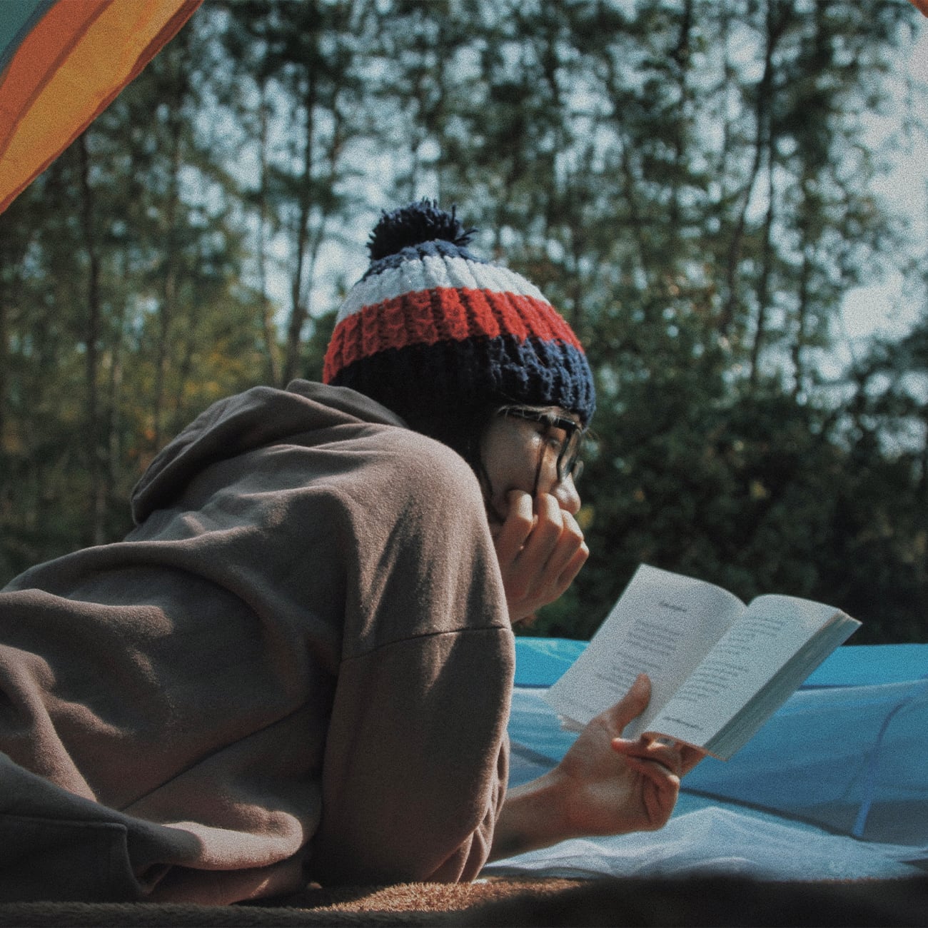 女人在帐篷里看书